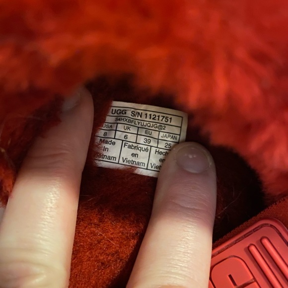 Red UGG SUPER FLUFF slippers, brand new. PERFECT BACHELORETTE GIFT - Picture 4 of 4